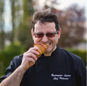chef patissier avec croissant dans la bouche à La Chapelle-Saint-Ursin près de Bourges dans le Cher 18